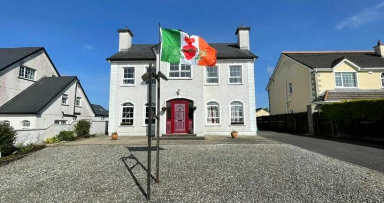 Ireland-Sacred-Heart-flag-1-1-e1719247476652-810x500.jpeg