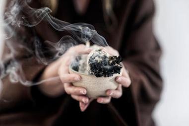 Hands_of_a_spiritual_woman_holding_burning_smoking_Sage_Smudge_stick__smudging_810_500_75_s_c1.jpg