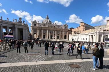 Pilgrims_in_St_Peters_Square_March82020_900600.jpg