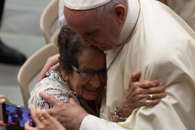 Pope_Francis_greets_pilgrims_during_his_Aug_2_2017_general_audience_in_the_Paul_VI_Hall_Credit_Daniel_Ibaez_CNA.jpg