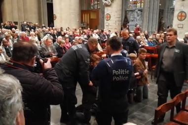 Rosary_protest_Belgium_police.jpg