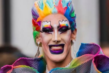drag_queen_tongue_teeth_810_500_75_s_c1.jpg