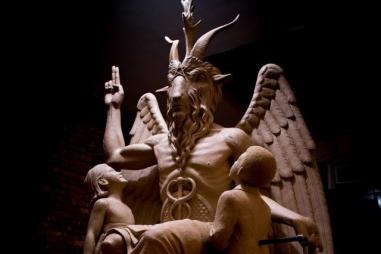 hoyla-usa-detroit-develaran-escultura-de-satan-en-lugar-secreto-20150722.jpg