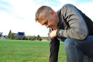 3-Coach-Kennedy-Bremerton-High-Footbal-Field-Kneeling-Close-Up_1-810x500.jpg