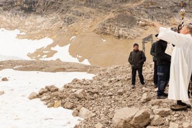 Female-Pastor-blesses-glacier-in-July-810x500.jpg