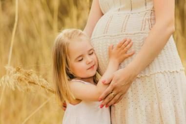 Little-girl-and-pregnant-mother-scaled-e1721837650272-810x500.jpg