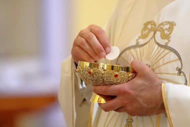 Priest-Eucharist-hand-e1726218462801-810x500.jpeg