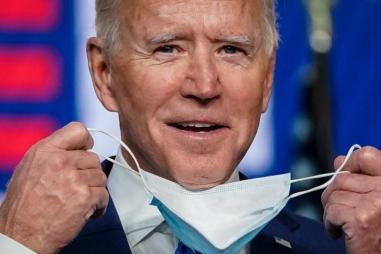 biden-holding-mask-810x500.jpg