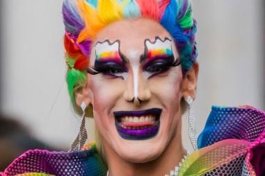 drag_queen_tongue_teeth-e1721503543748-810x500.jpg