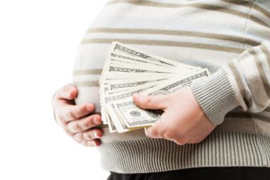 surrogate_mom_with_money-810x500.jpg