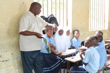 thumbnail_Emil_Hagamu_during_a_chastity_lesson_at_Pamoja_Primary_School_Dar_es_Salaam-810x500.jpg