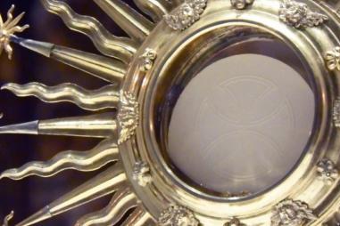 monstrance_close_up_1024_512_75_s_c1.jpg