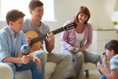 web3-family-music-guitar-home-de-pressmaster-i-shutterstock.jpg