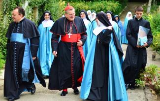 Cardinal_Raymond_Burke_with_Sisters_Adorers.jpg
