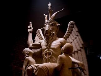 hoyla-usa-detroit-develaran-escultura-de-satan-en-lugar-secreto-20150722.jpg