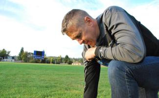 3-Coach-Kennedy-Bremerton-High-Footbal-Field-Kneeling-Close-Up_1-810x500.jpg