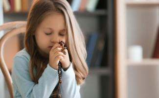 Child-prays-rosary-scaled-e1764946170917-810x500.jpg