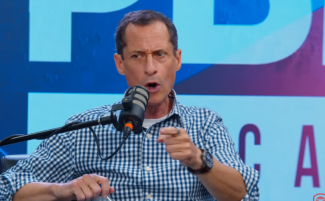 Disgraced-former-congressman-Anthony-Weiner-debating-the-Clinton-body-count-on-the-Valuetainment-podcast-in-July-2023-810x500.png