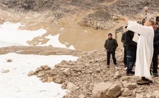 Female-Pastor-blesses-glacier-in-July-810x500.jpg