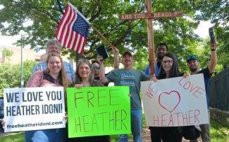 Heather-Idoni-supporters-outside-court-810x500.jpeg