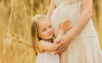 Little-girl-and-pregnant-mother-scaled-e1721837650272-810x500.jpg