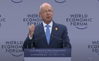 World-Economic-Forum-chariman-Klaus-Schwab-speaking-at-the-Annual-Meeting-of-the-New-Champions-2023-in-Tianjun-China-on-June-27-2023-e1726156957804-810x500.png