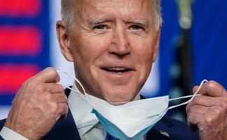 biden-holding-mask-810x500.jpg