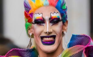 drag_queen_tongue_teeth-e1721503543748-810x500.jpg