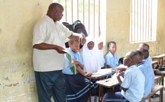 thumbnail_Emil_Hagamu_during_a_chastity_lesson_at_Pamoja_Primary_School_Dar_es_Salaam-810x500.jpg